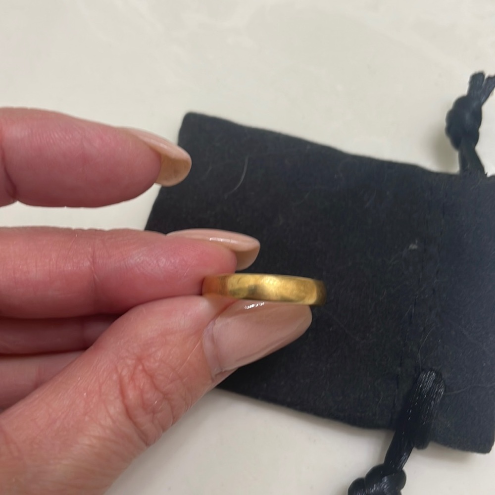 Gold band ring